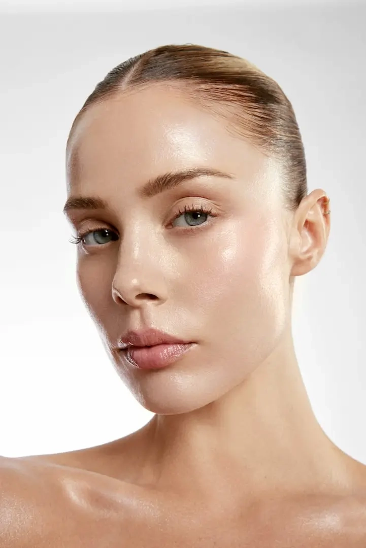 Visage de femme avec une peau hydratée