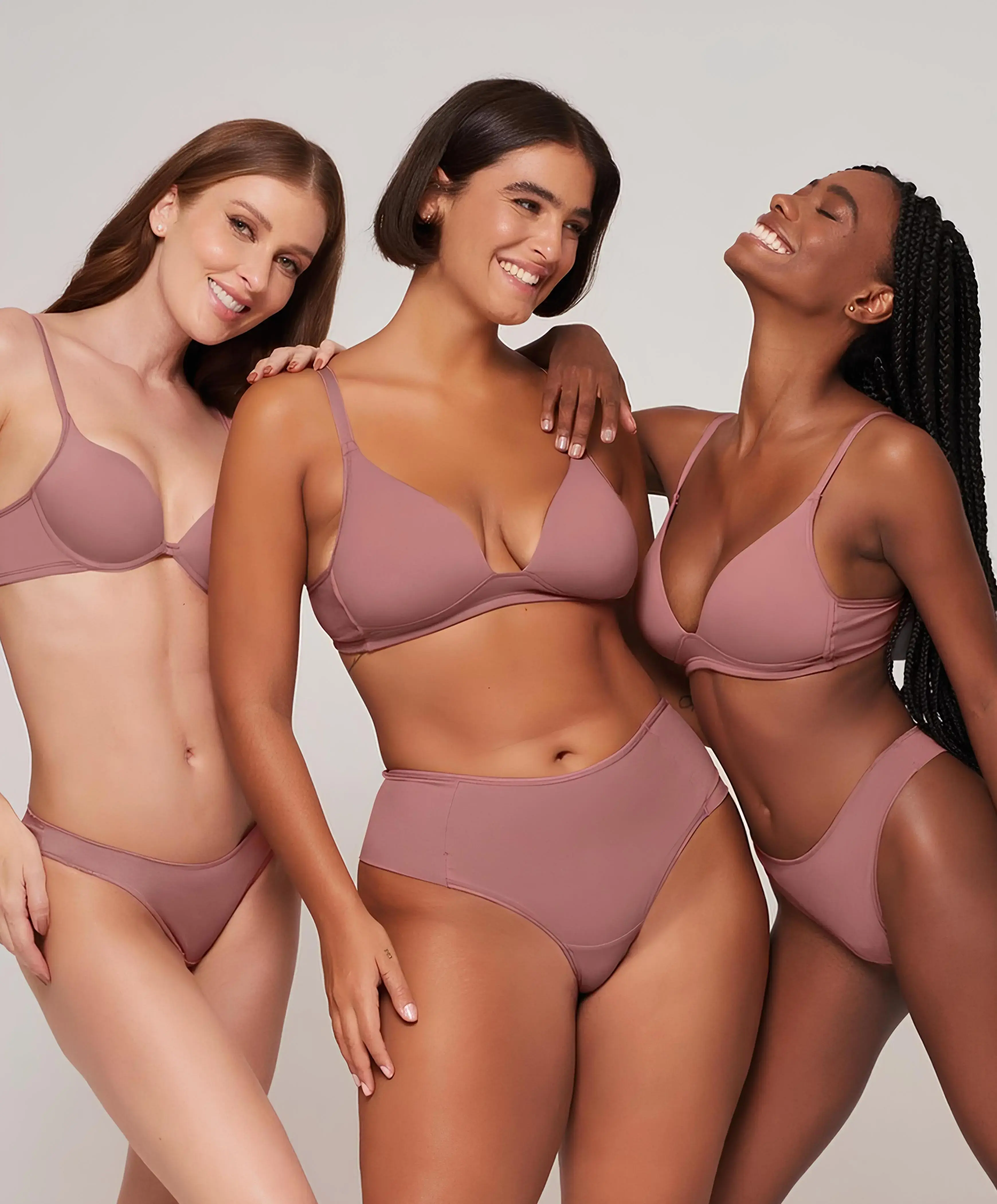 Trois femmes en maillots rose