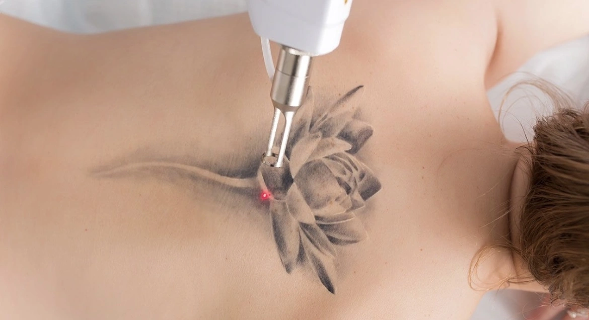 Le dos d'une femme tatoué