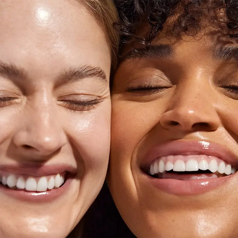 Deux visages de femmes qui rient