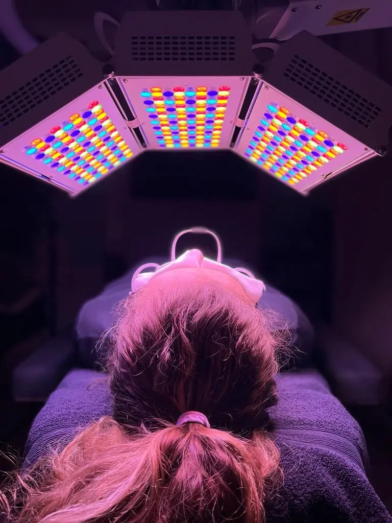 Visage sous luminothérapie LED